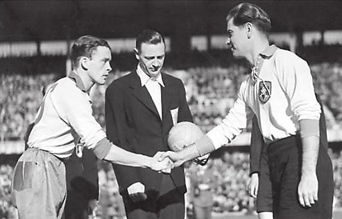 Капитан сборной Германии Пауль Янес приветствует капитана сборной Швеции перед матчем 20.09.1942